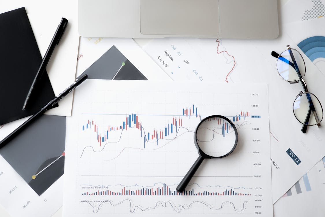 Pessoa planejando investimentos mensais