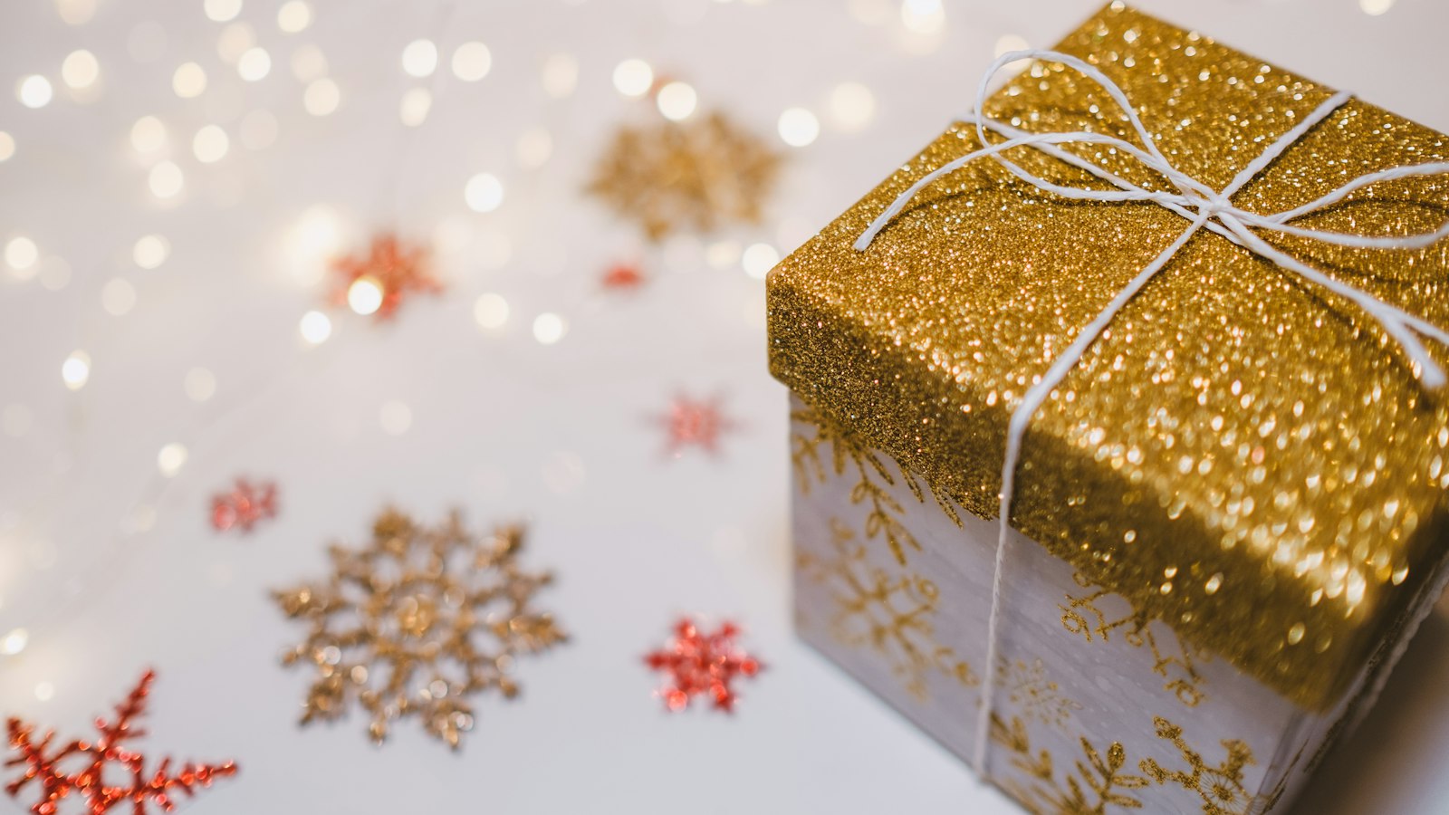 Caixa de presente dourada com decoração de Natal
