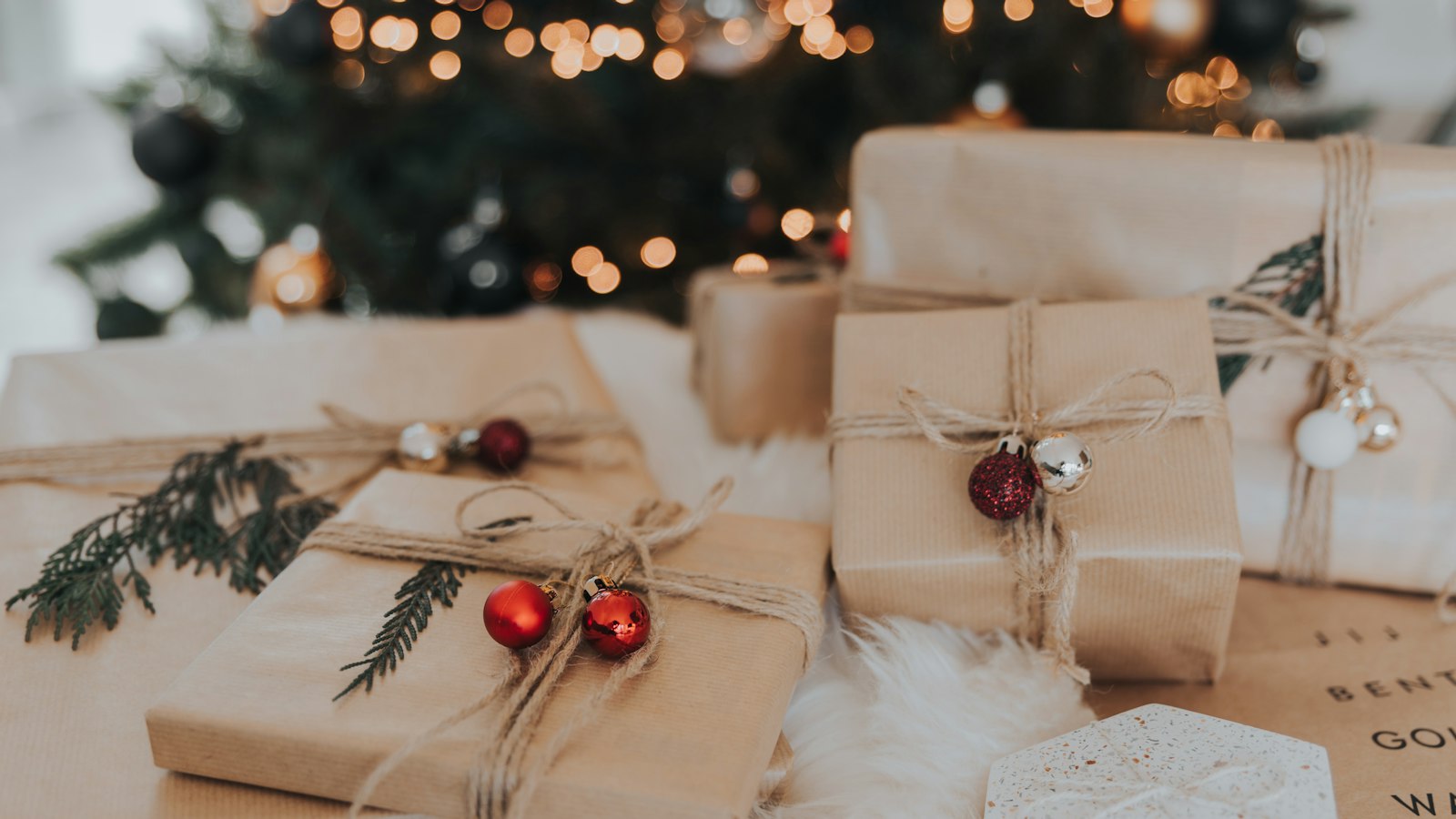Presentes de Natal embrulhados sobre a mesa