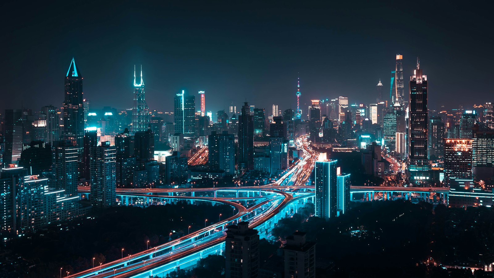 Cidade iluminada durante a noite