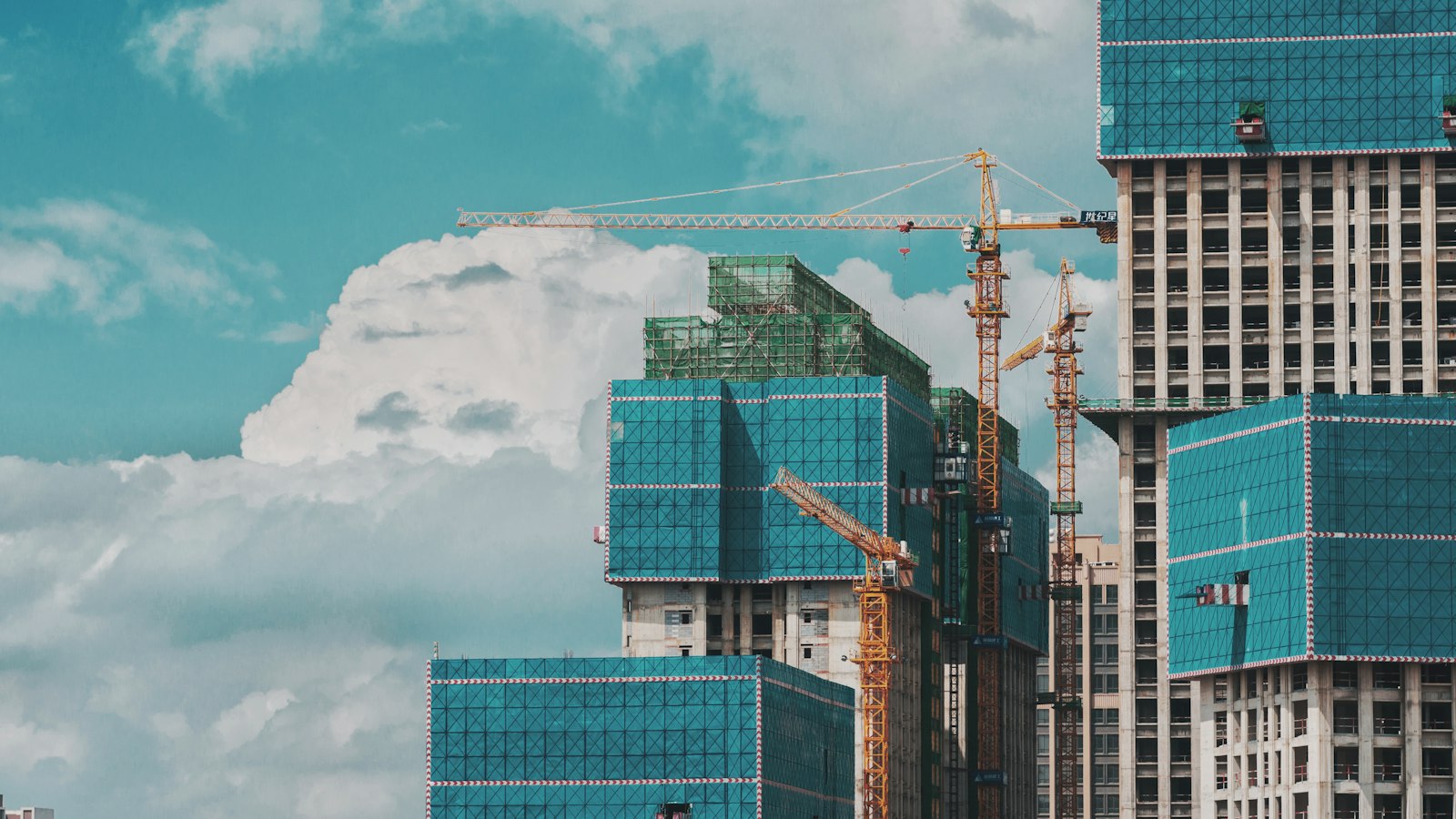 Prédios em construção com guindastes