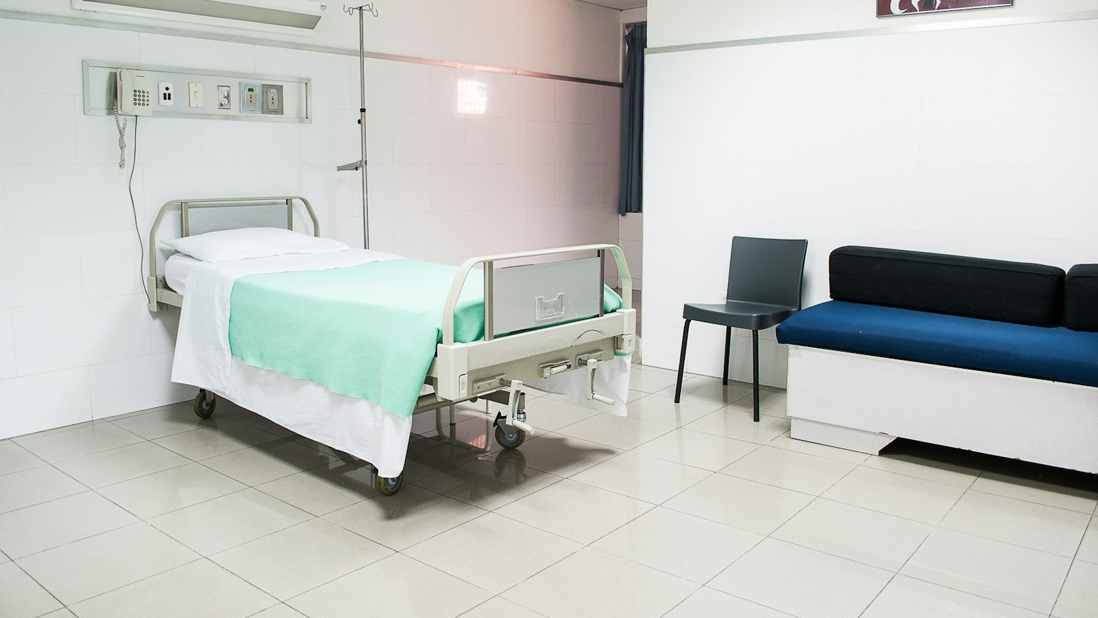 Leito de hospital em um quarto