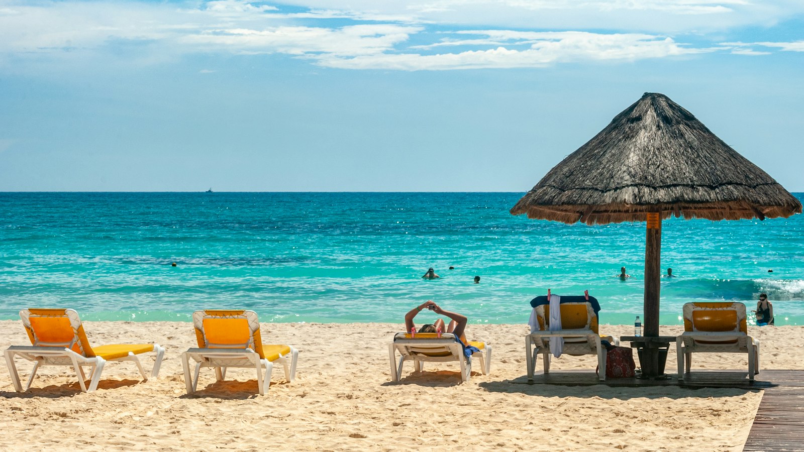Praia com guarda-sol e espreguiçadeiras nas férias