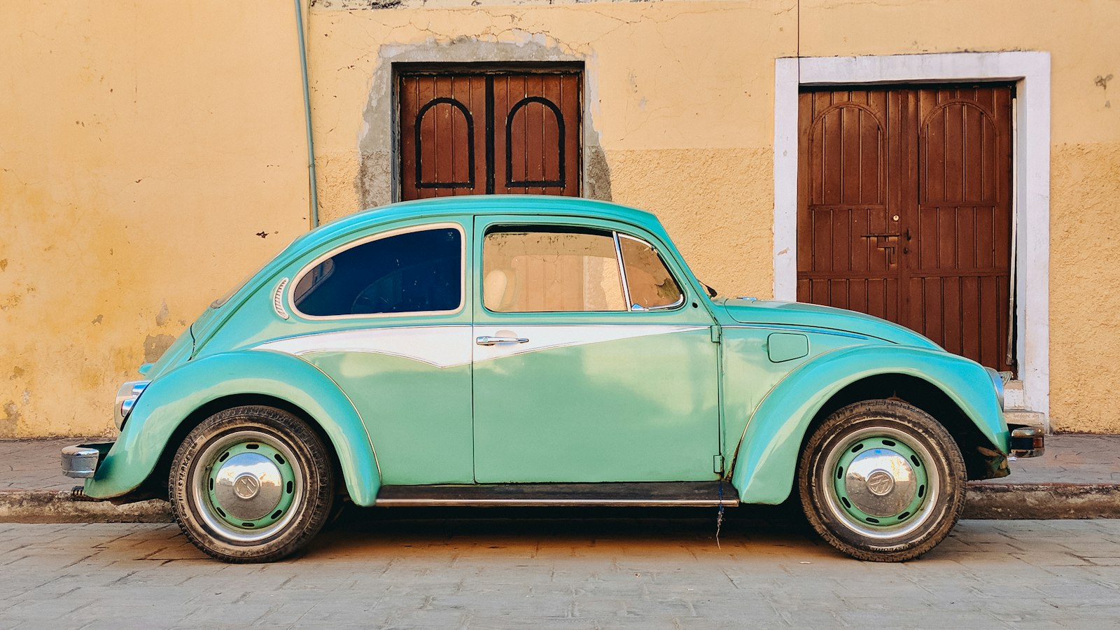 Fusca antigo estacionado em frente a uma casa