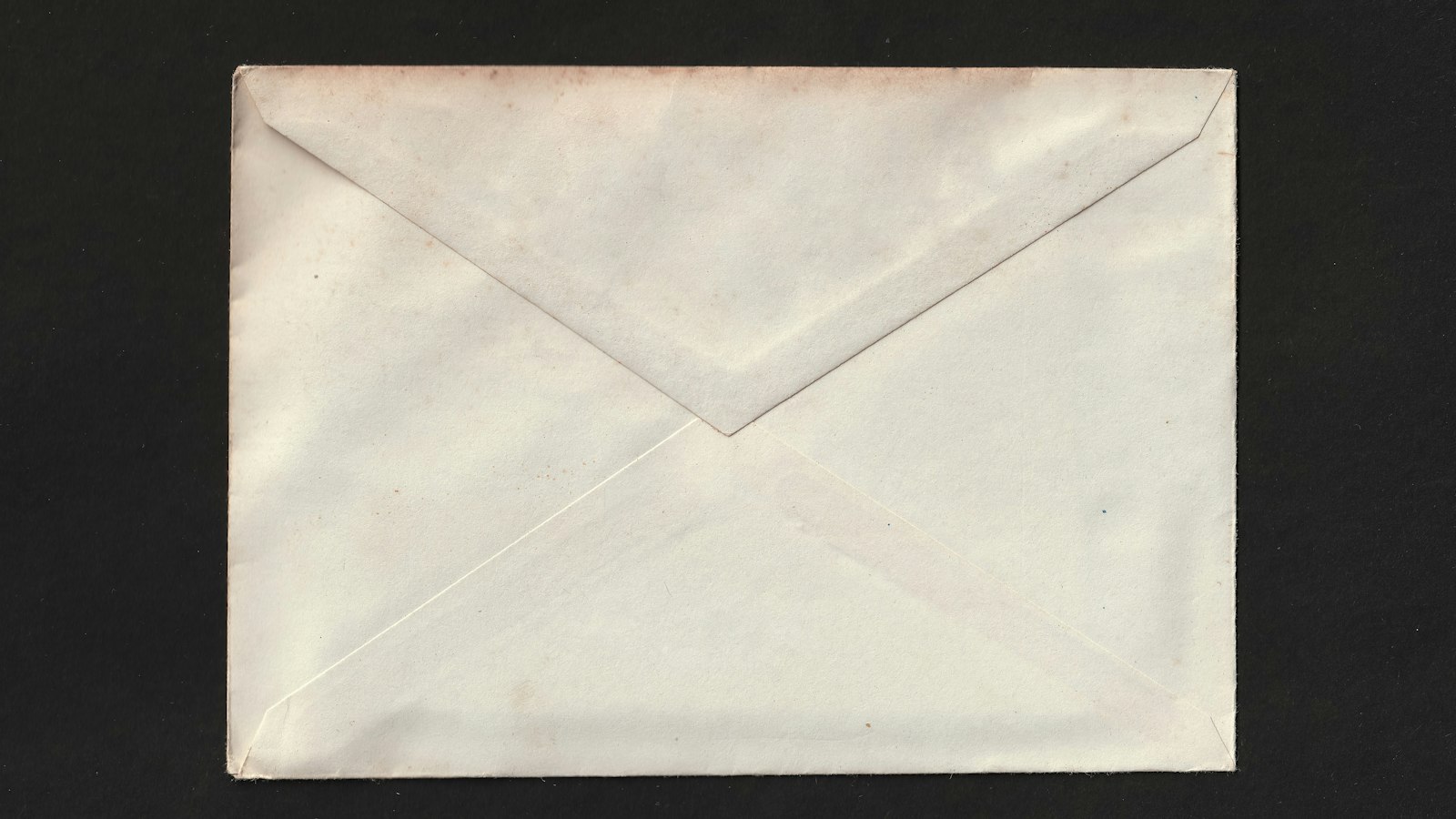 Envelope fechado sobre fundo escuro