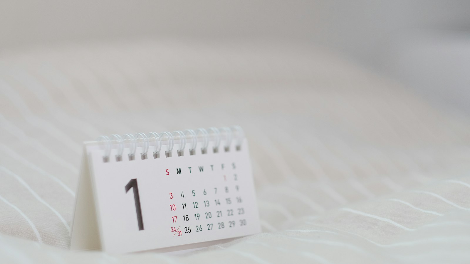 Calendário de mesa sobre tecido branco