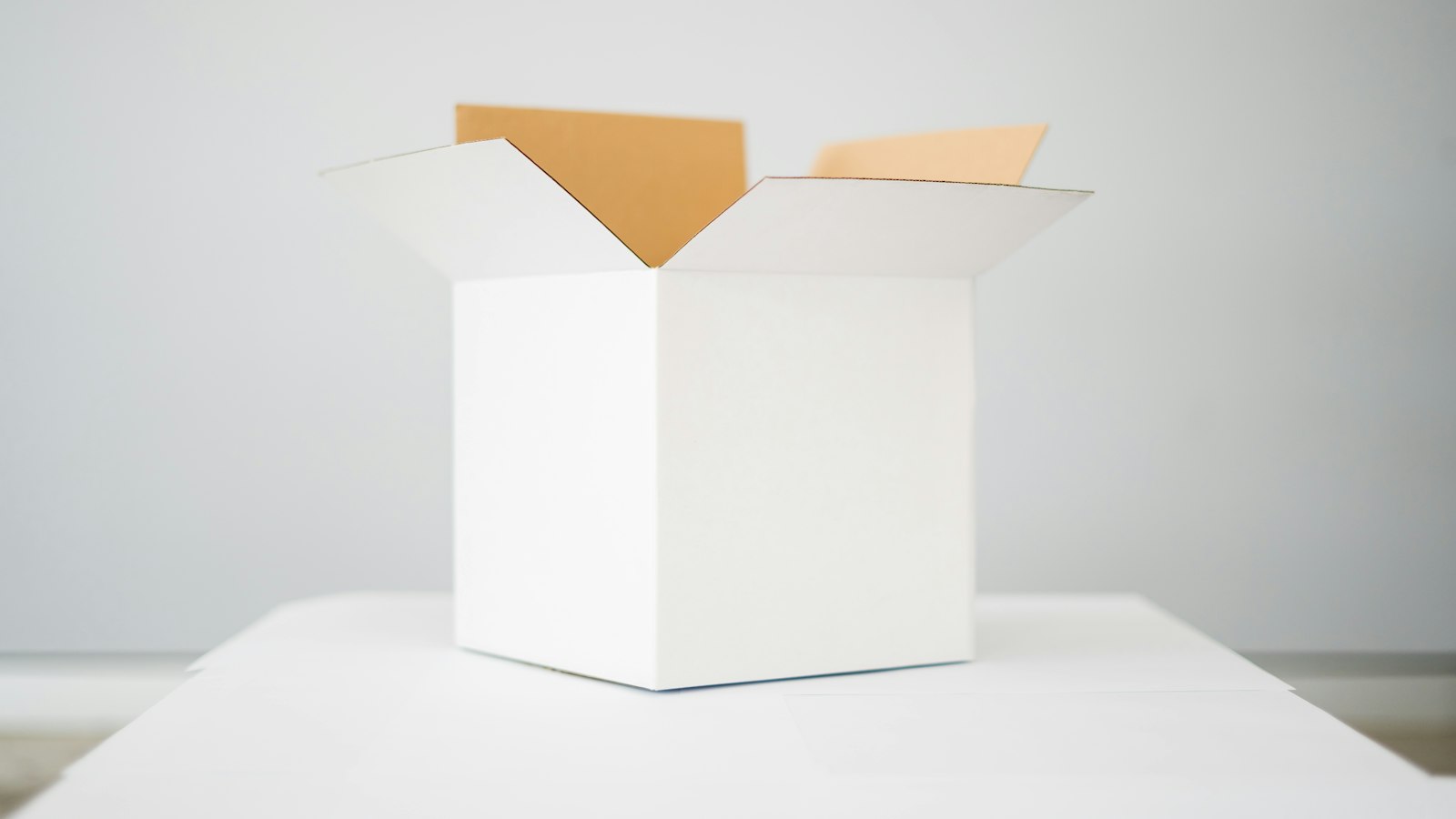 Caixa de papelão aberta sobre a mesa