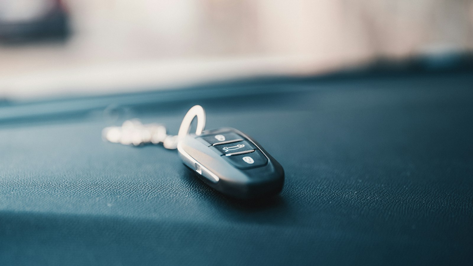 Chave de carro sobre o capô