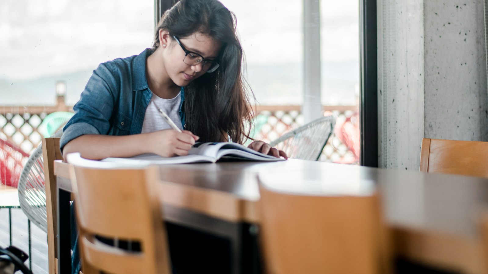 Estudante fazendo anotações enquanto estuda