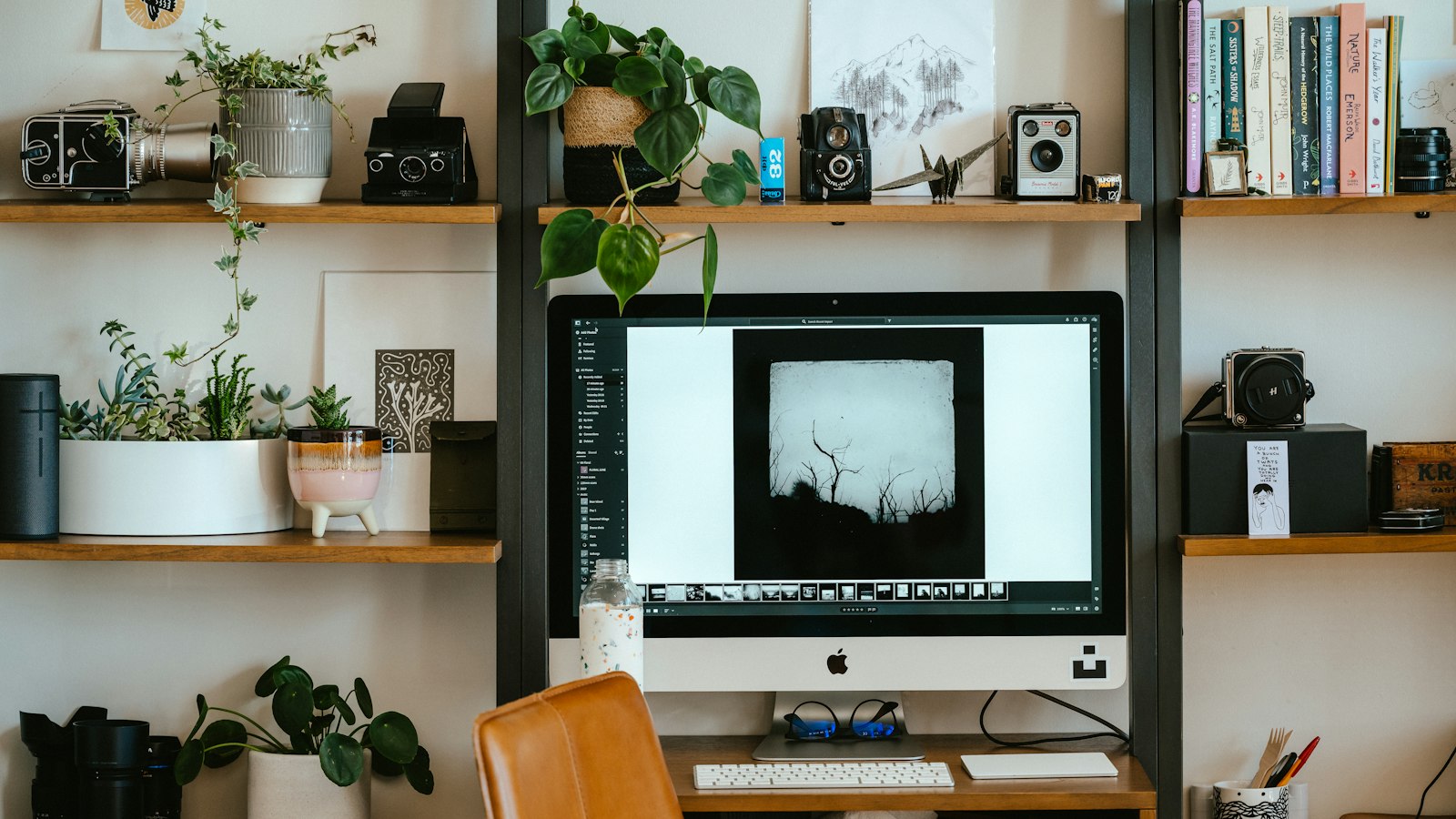 Mesa de trabalho em casa com computador