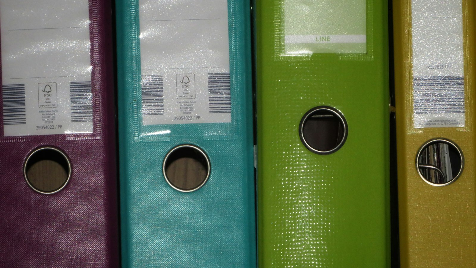 Pastas-arquivo coloridas com os documentos da rescisão