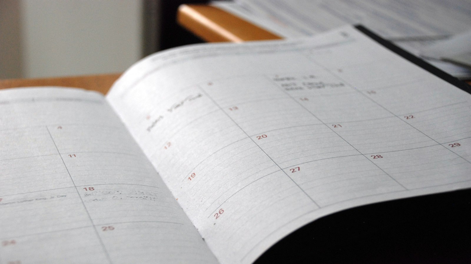 Agenda mensal aberta sobre a mesa