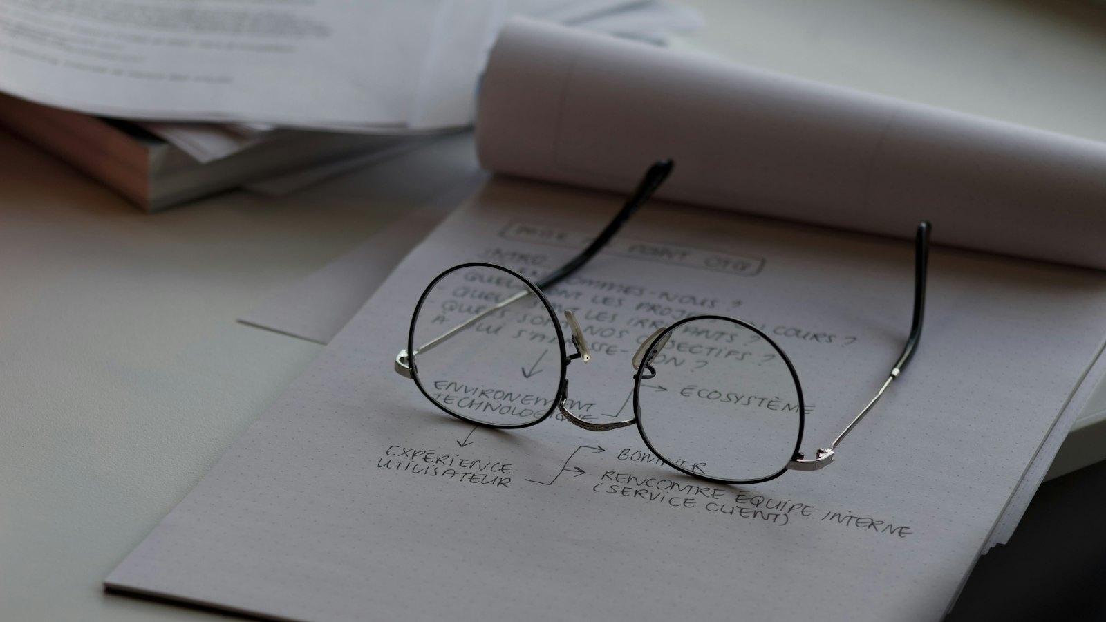 Óculos de leitura sobre documentos e extratos