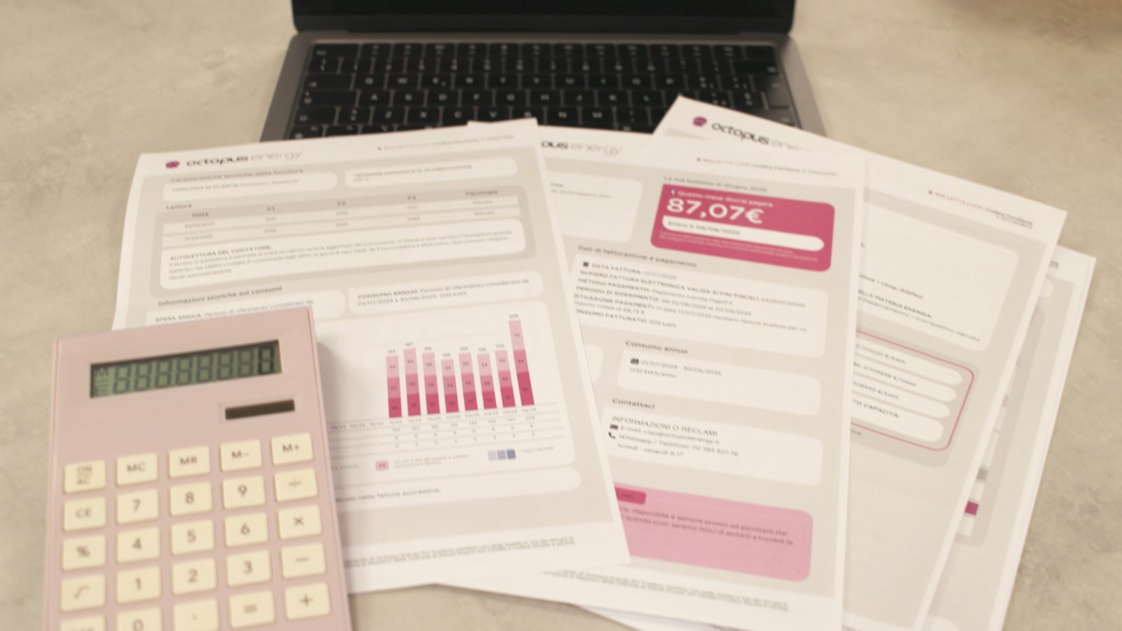 Extratos e relatórios em papel ao lado de uma calculadora