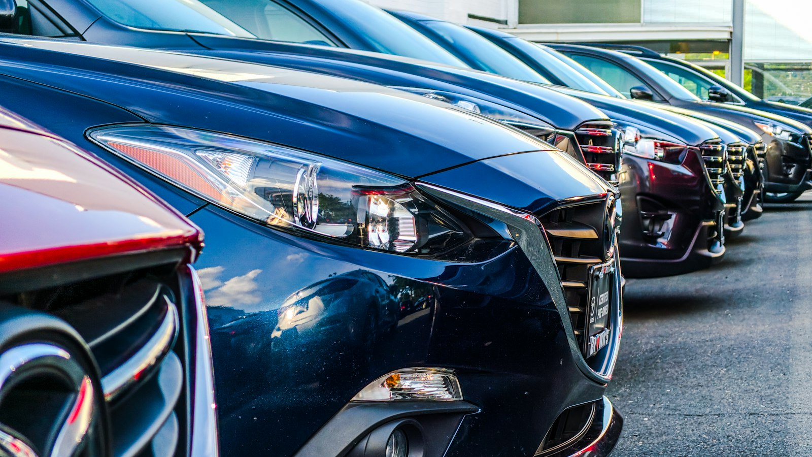 Carros estacionados lado a lado em uma concessionária