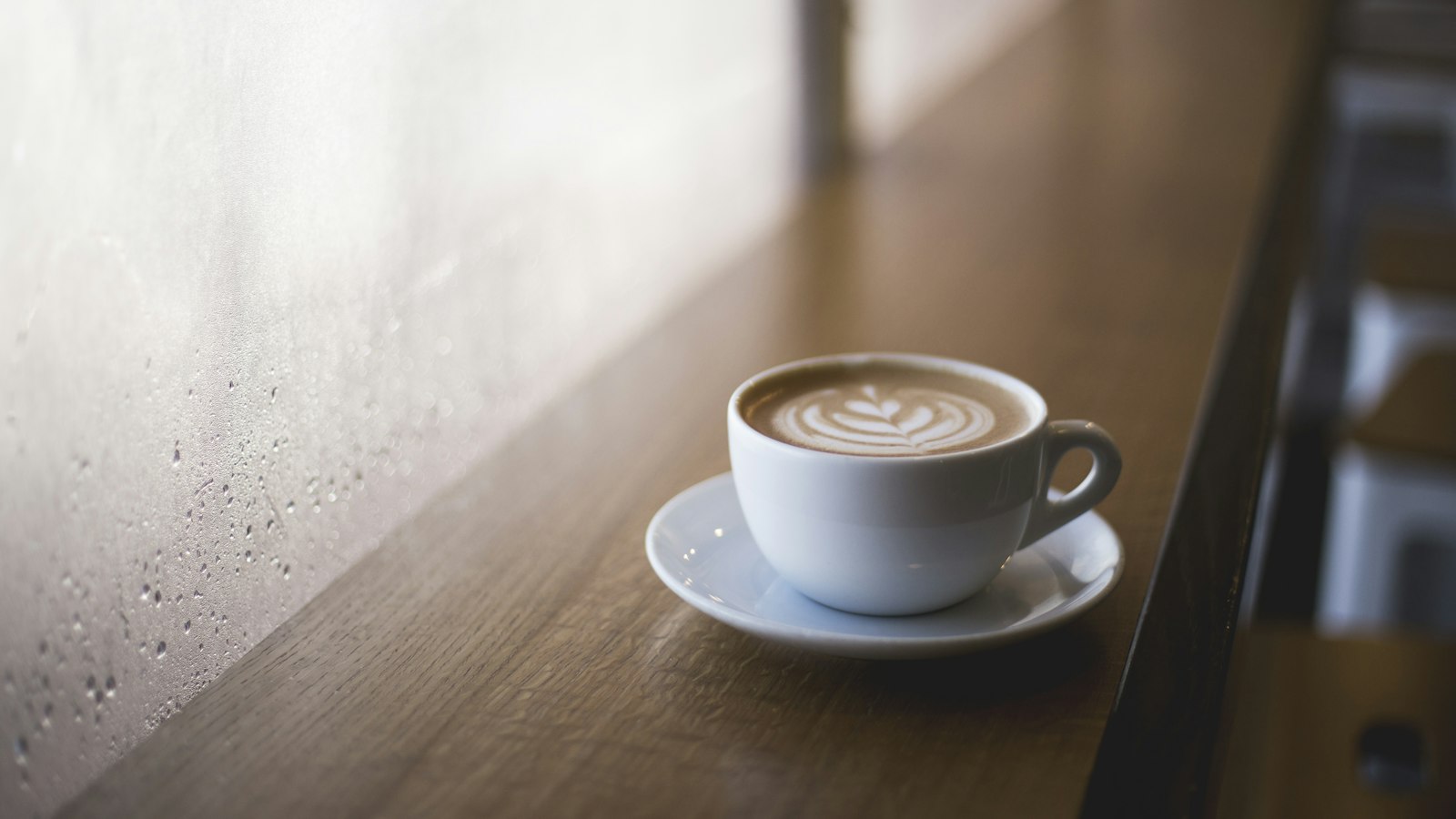 Xícara de café sobre a mesa no intervalo