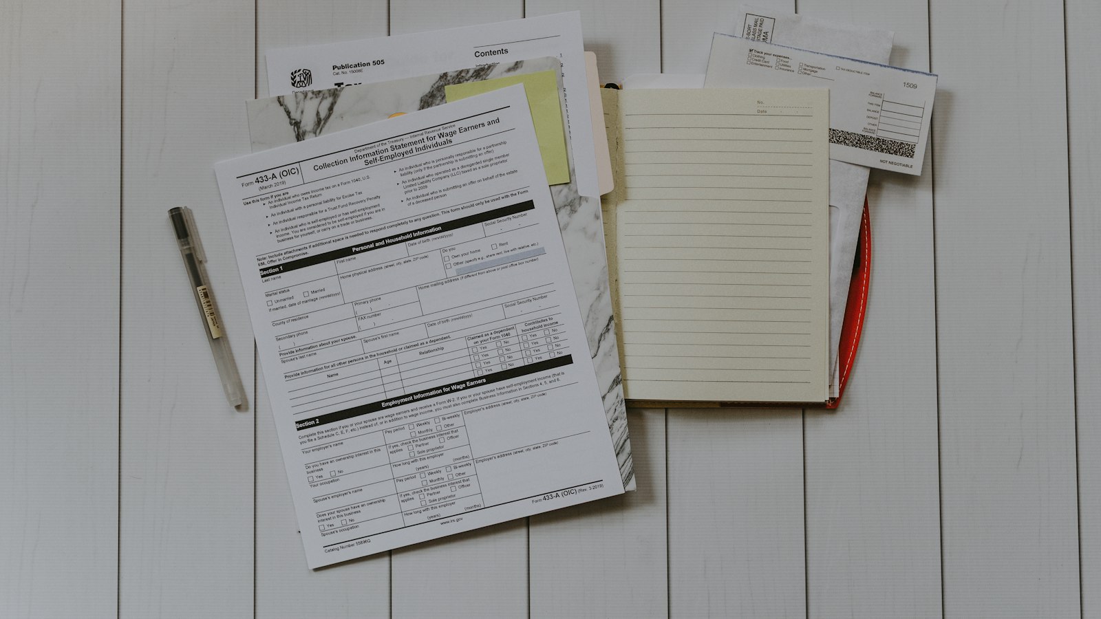 Documentos, formulários e cadernos sobre a mesa