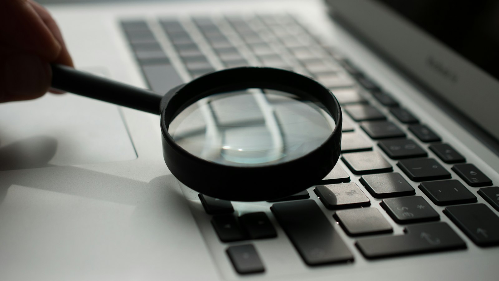 Lupa sobre o teclado de um notebook