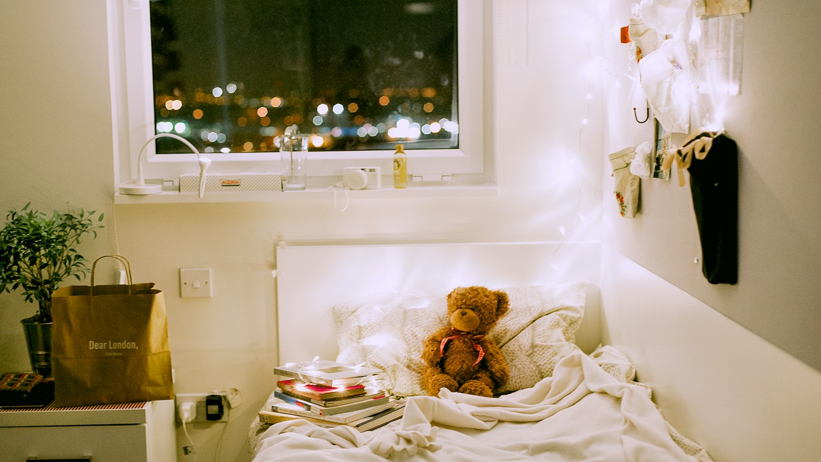 Quarto com cama e ursinho de pelúcia