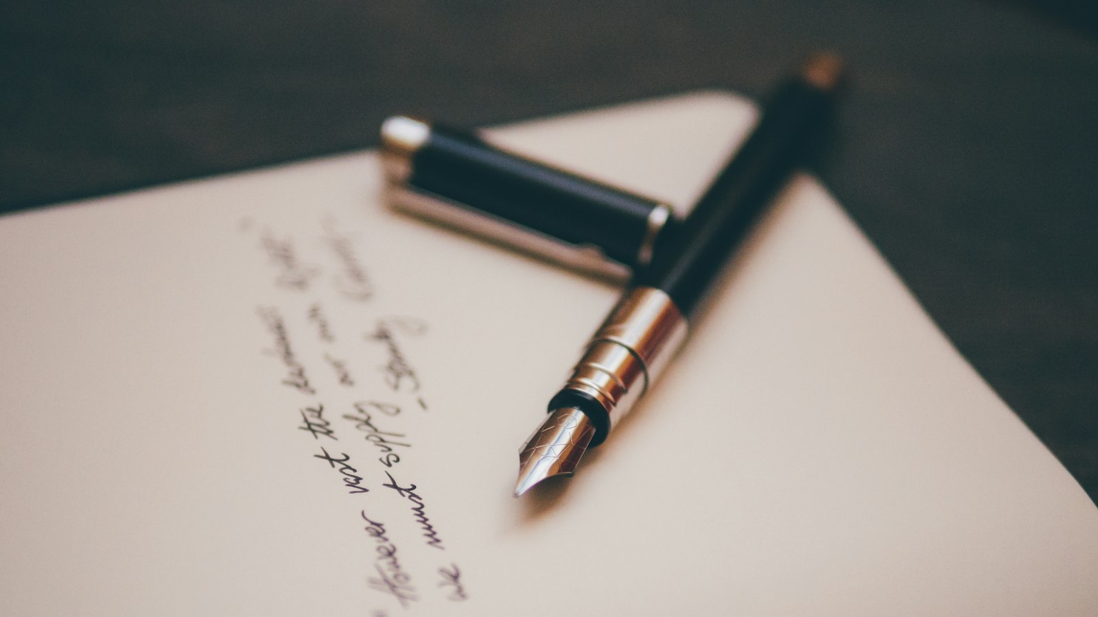 Carta manuscrita e caneta-tinteiro sobre a mesa
