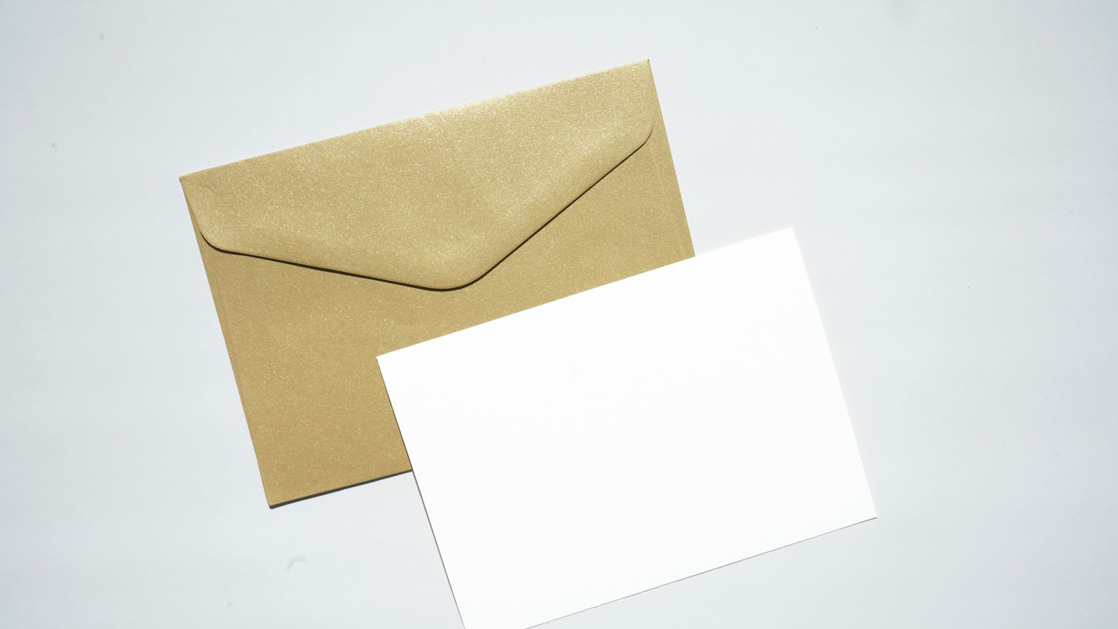Envelope pardo e folha em branco para um comunicado