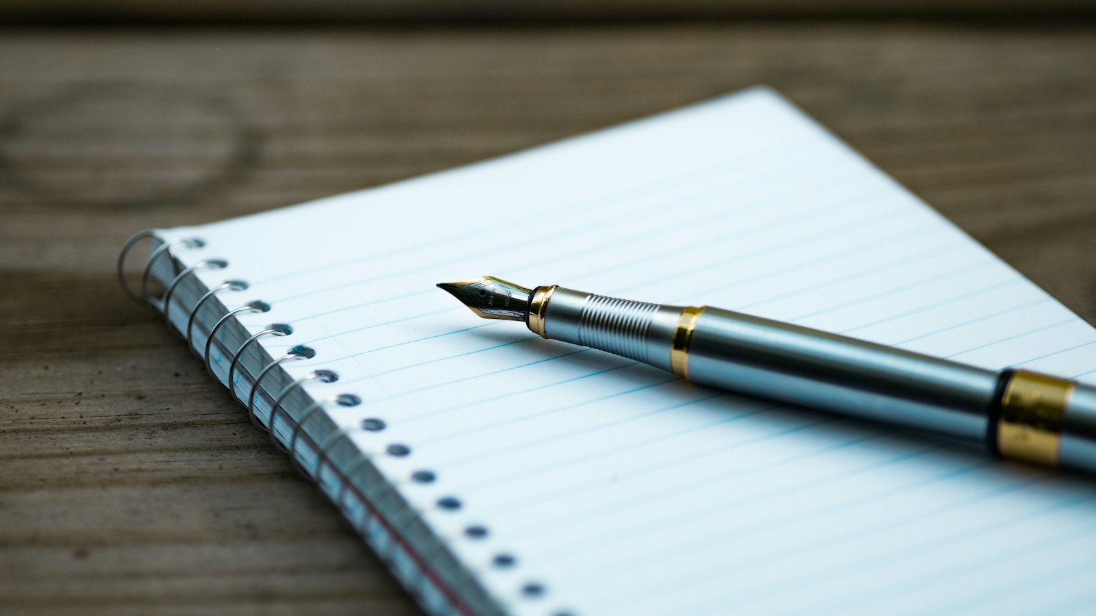 Caderno aberto com caneta-tinteiro para um requerimento