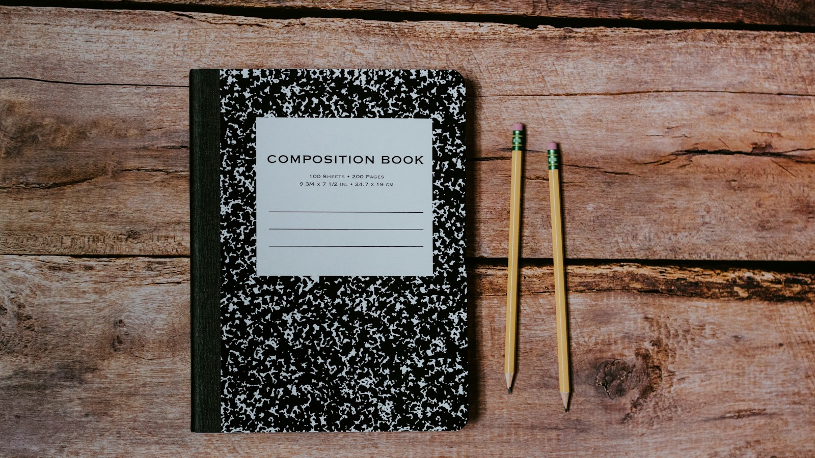Caderno de anotações e lápis sobre a mesa