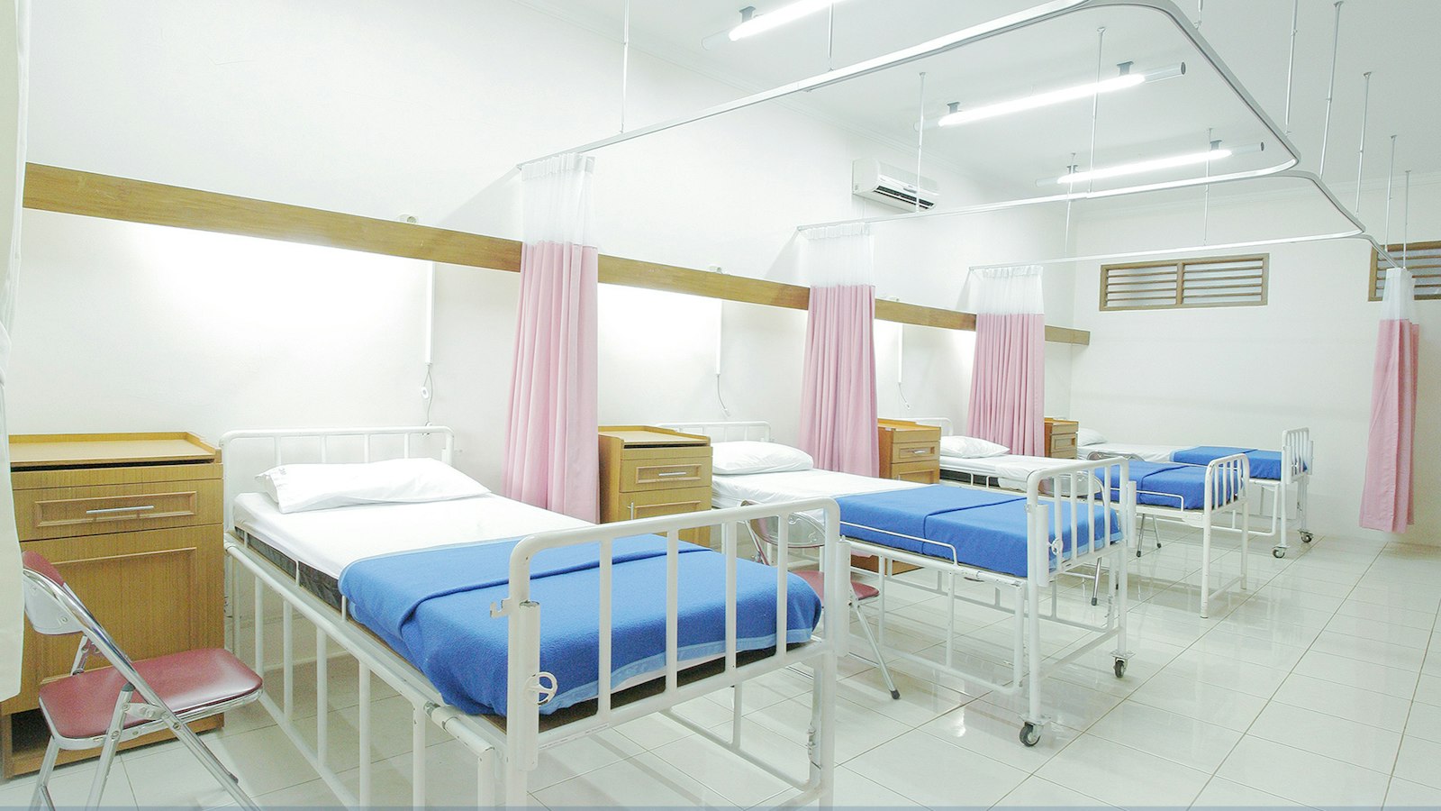 Quartos de hospital com camas arrumadas
