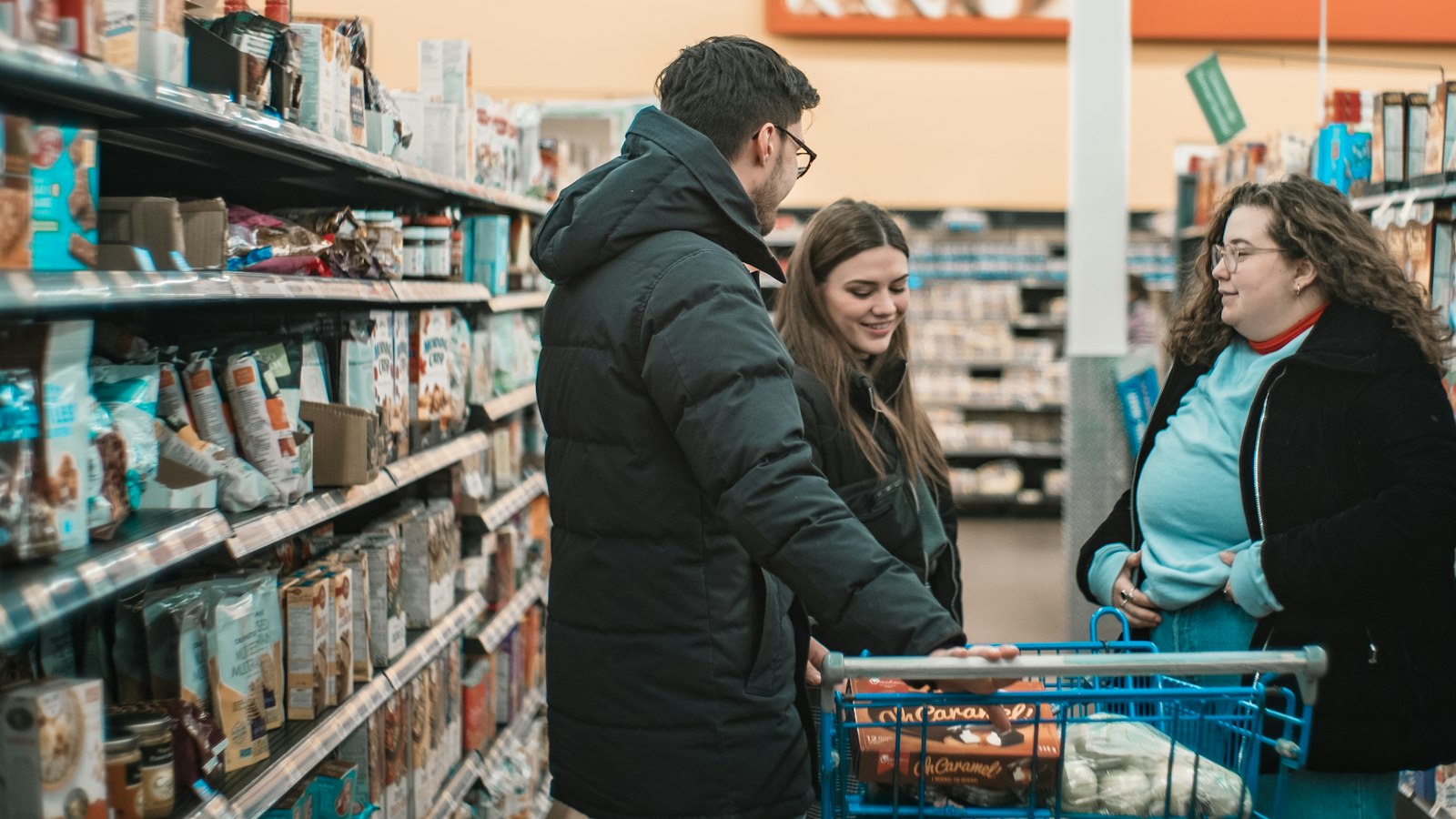 Família fazendo compras no supermercado