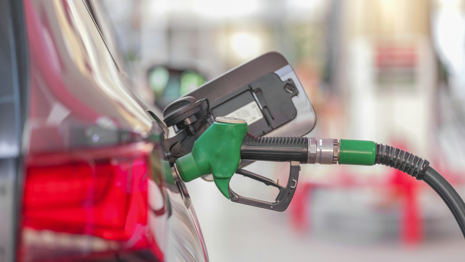 Bomba de combustível abastecendo um carro