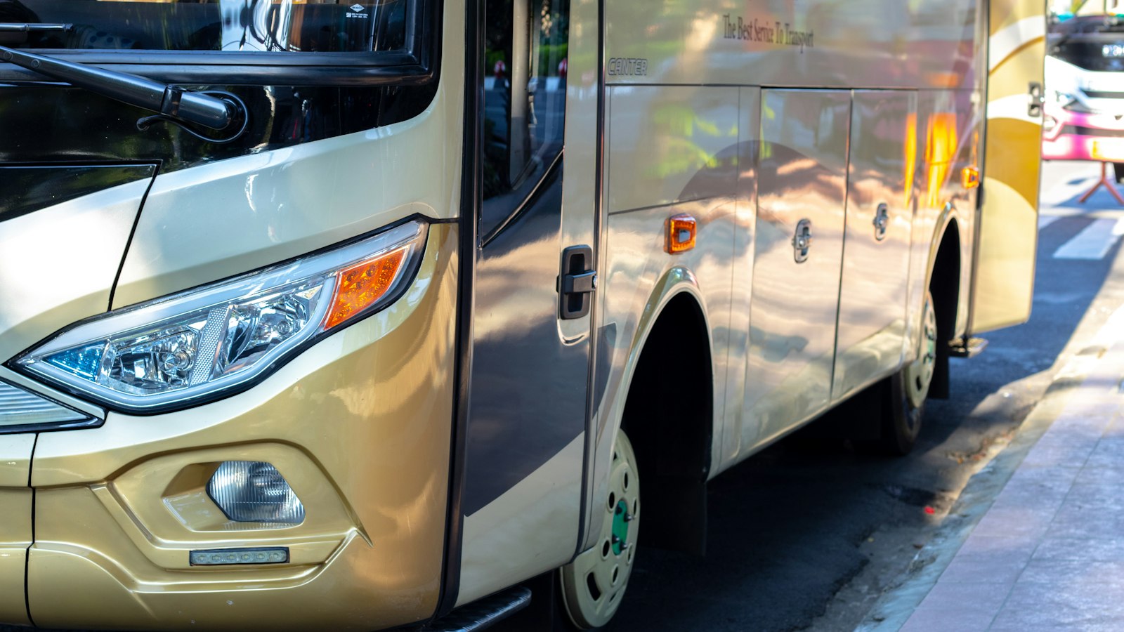 Ônibus urbano parado na rua