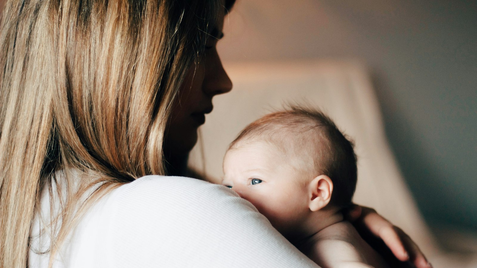 Mãe abraçando o bebê recém-nascido
