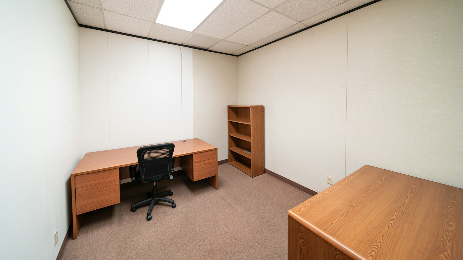 Sala de escritório vazia com mesa e estante