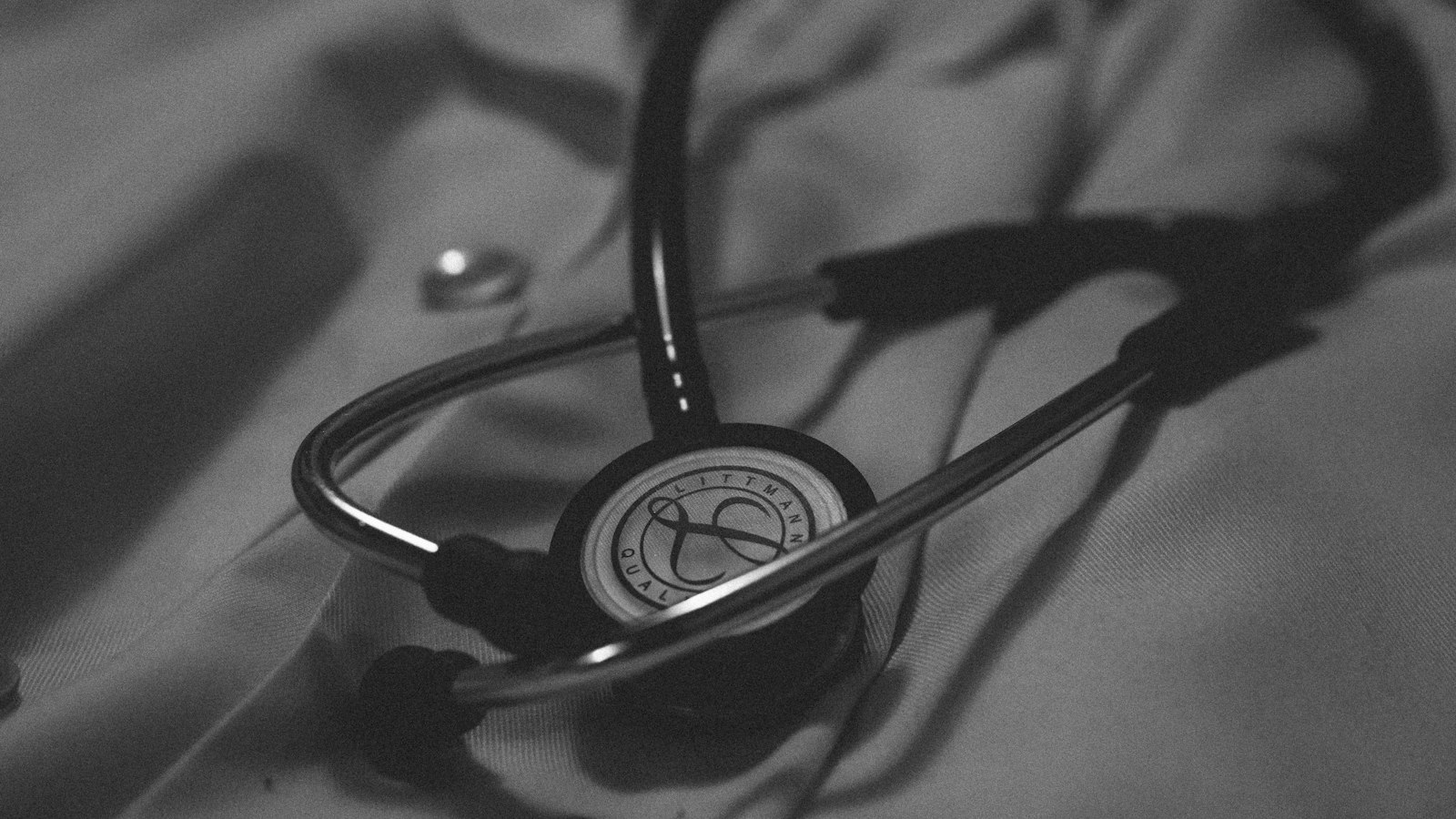 Estetoscópio sobre uma cama de hospital