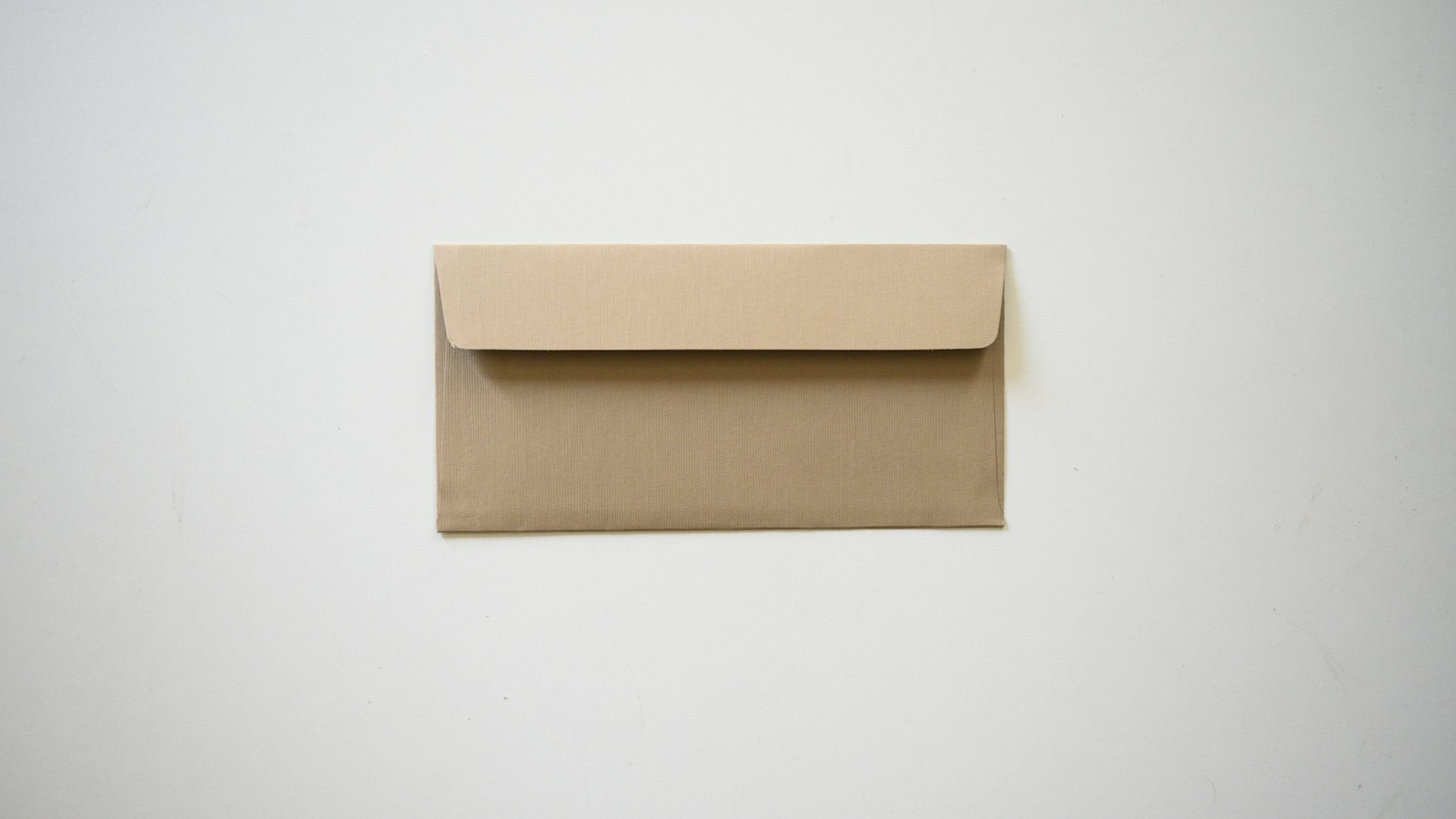 Envelope pardo sobre a mesa