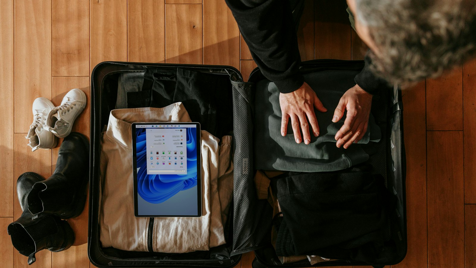 Mala sendo arrumada para a viagem de férias
