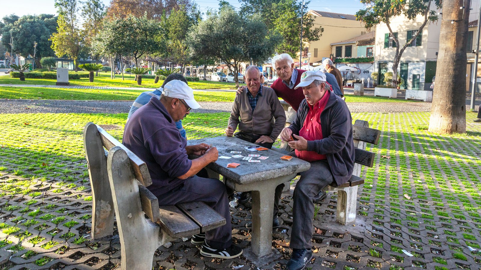 Idosos jogando em mesa de praça