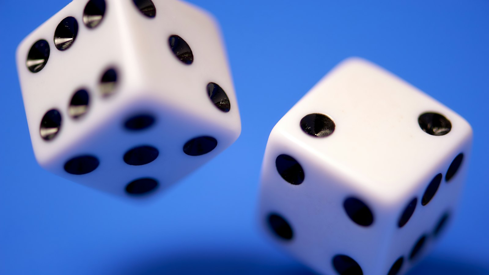 Dois dados brancos sobre fundo azul