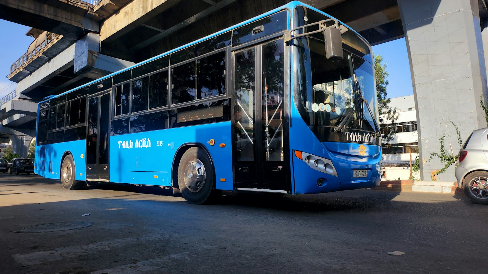 Ônibus urbano azul parado na rua