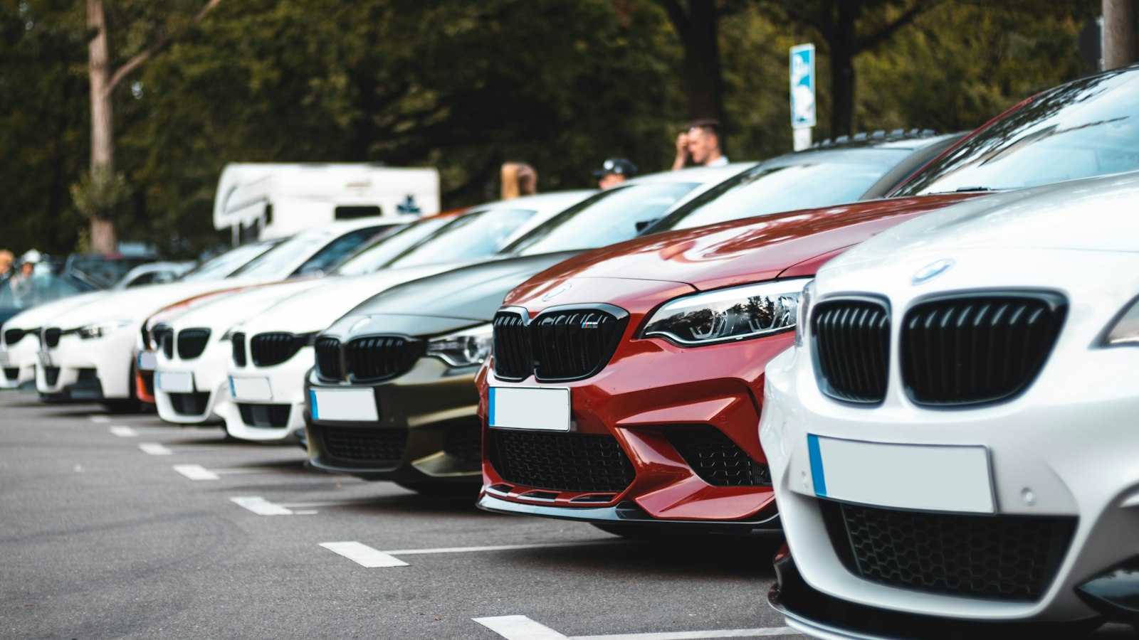 Fila de carros estacionados lado a lado