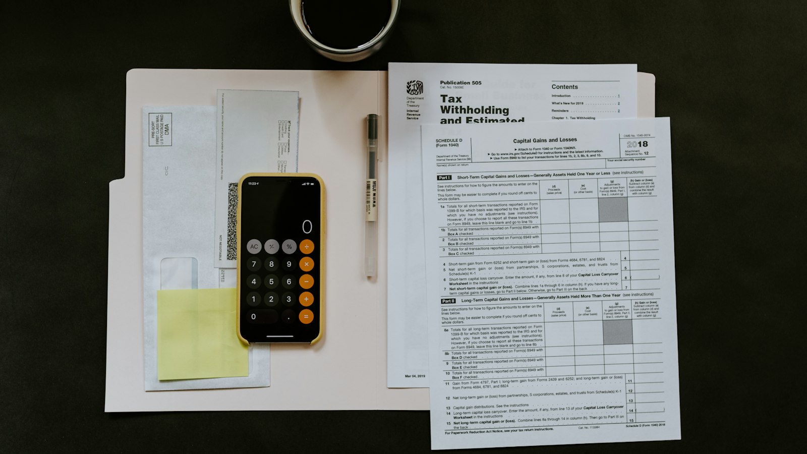 Formulários de imposto com celular e calculadora