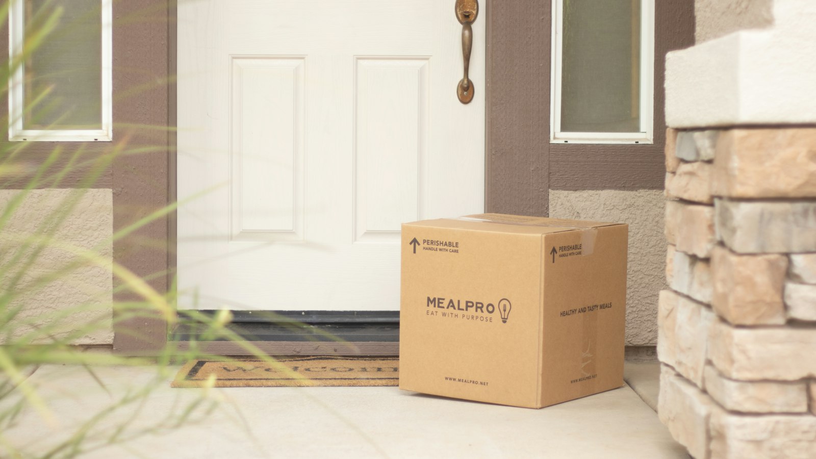 Caixa de encomenda entregue na porta de casa