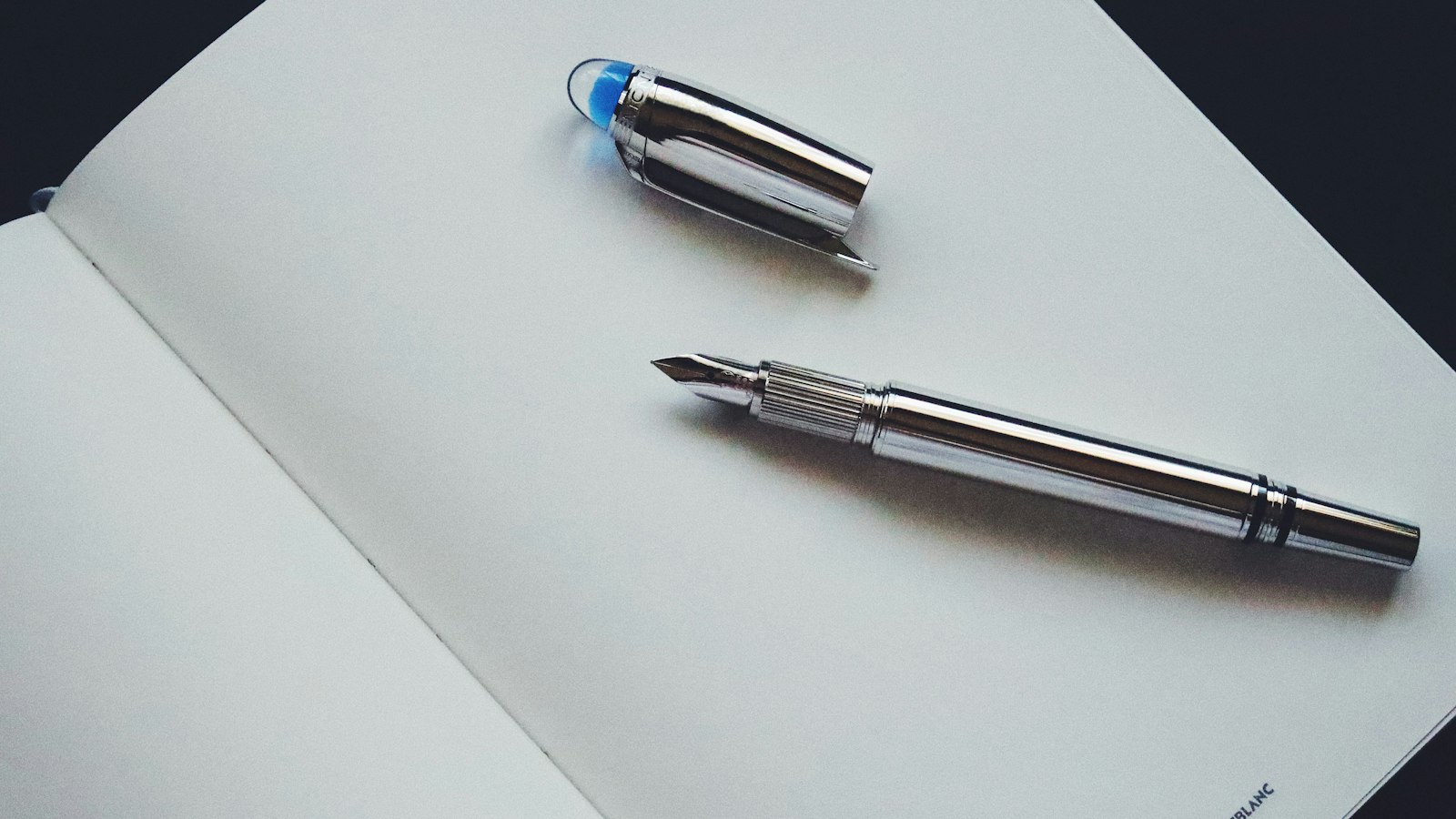 Caneta-tinteiro sobre papel em branco para assinatura