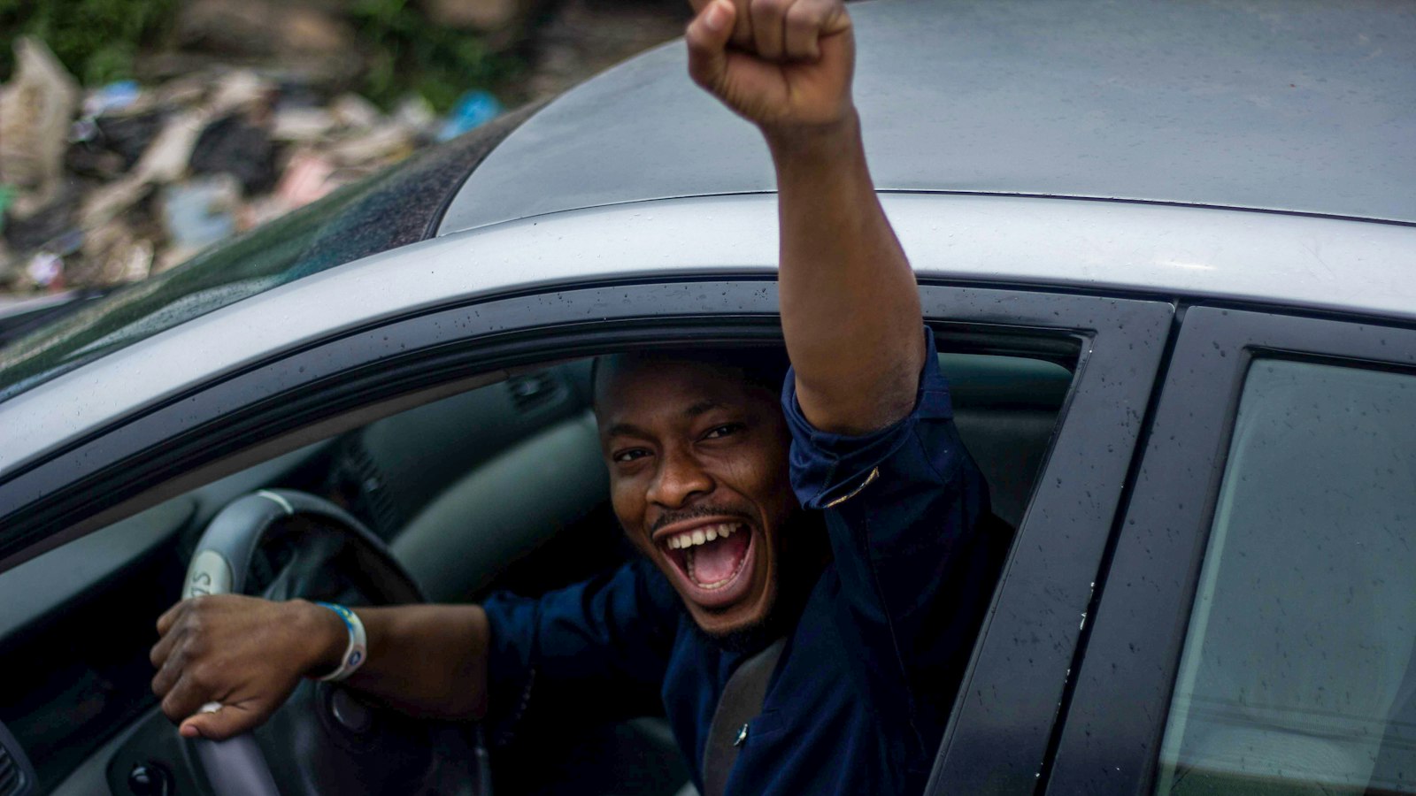 Motorista feliz dentro do carro