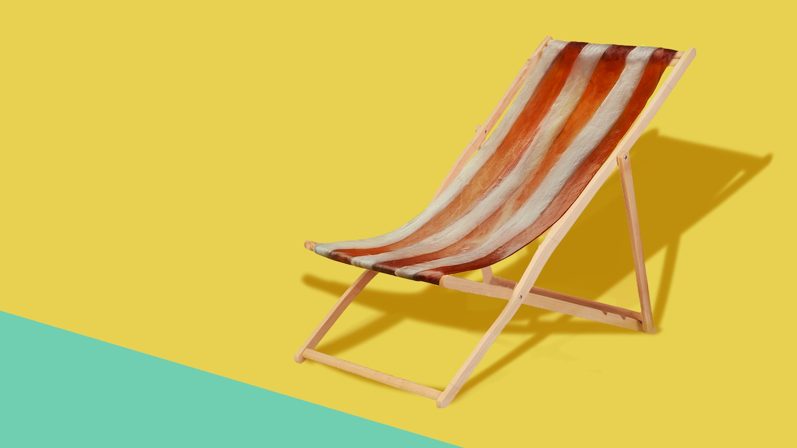 Cadeira de praia listrada sobre fundo amarelo